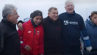 od lewej: prof. Jan Deja - Prodziekan ds. współpracy; olimpijka Maria Sajdak; prof. Jerzy Lis - Rektor AGH, prof. Jerzy Jedliński - Dziekan Wydziału Inżynierii Materiałowej i Ceramiki